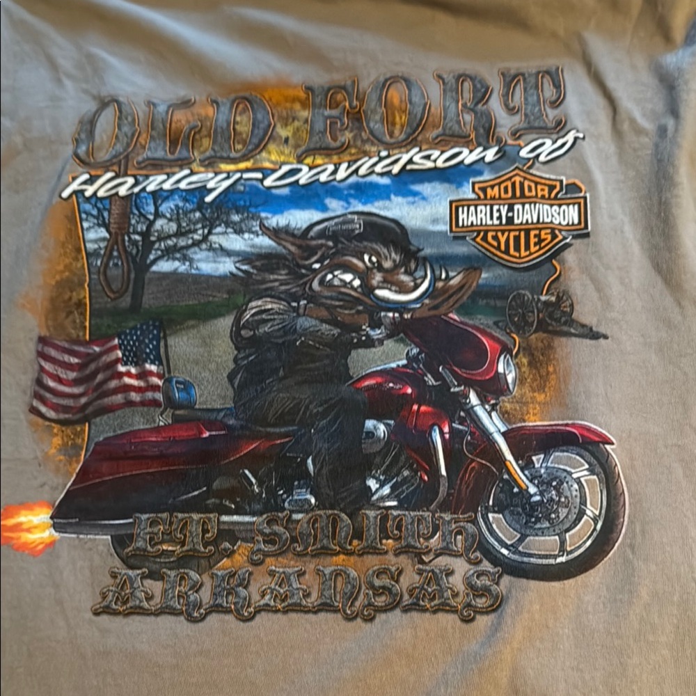 Harley-Davidson Old Fort Graphic Tee with Red Motorcycle